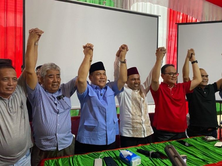 Pasangan Abdul Wahid-SF Hariyanto bersama tim pemenangan di Posko Bermarwah pantau quick count Pilgubri 2024 (foto/yuni)