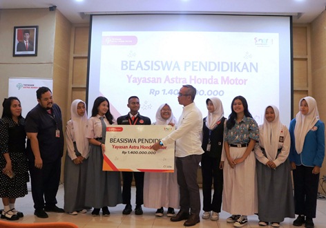 Ketua Yayasan AHM, Ahmad Muhibbuddin menyerahkan beasiswa secara langsung kepada para Duta Safety Riding dan pelajar lainnya di Pabrik AHM Cikarang.(foto: istimewa)