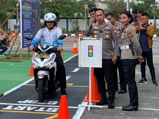 Kapolresta Pekanbaru, Kombes Pol Jefri RP Siagian didampingi Kasatlantas Polresta Pekanbaru, Kompol Brigitta saat sosialisasikan materi baru uji praktik SIM.(foto: detik.com)