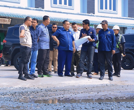 Pj Wali Kota Pekanbaru Risnandar Mahiwa Turut Mendampingi Gubernur Riau SF Haryanto dalam Peninjauan beberapa ruas jalan dan drainase di Kota Pekanbaru yang Menjadi Penyebab Banjir, Minggu (9/6/2024)
