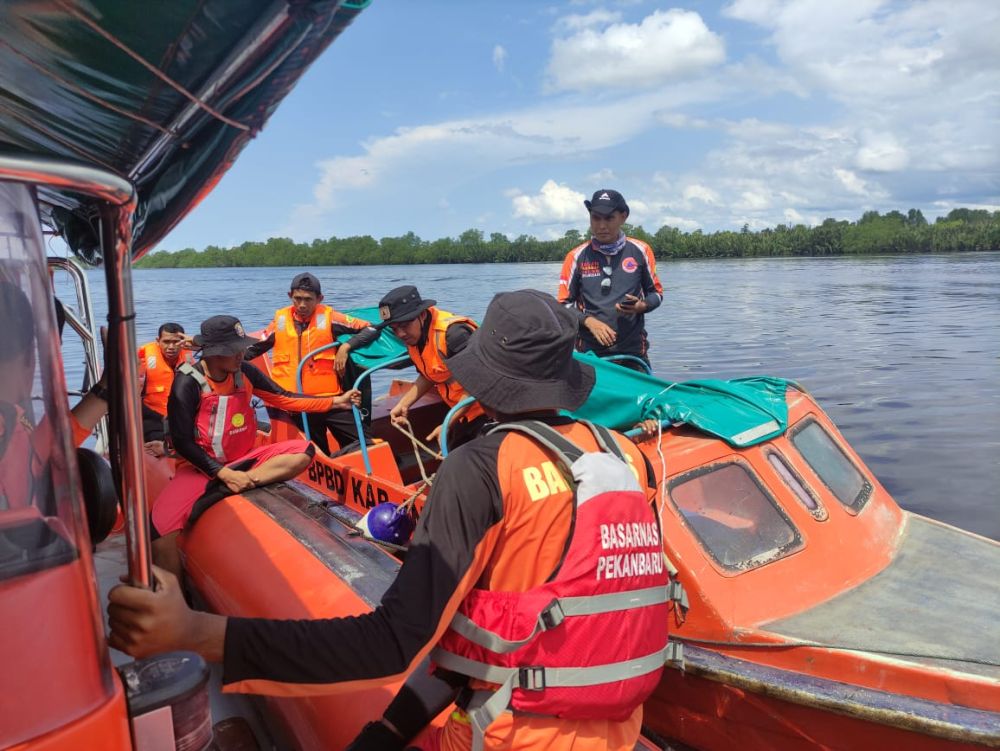 Tim SAR lakukan pencarian korban pompong tenggelam di Sungai Gaung Inhil.(foto: mcr)