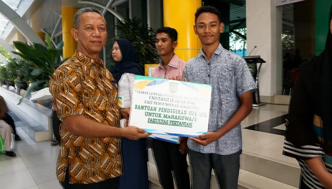 Penyerahan bantuan pendidikan dari UPZ UIR kepada mahasiswa yang kurang mampu pada tahun lalu. Tahun ini UPZ kembali menyerahkan bantuan dengan mentransfer langsung dana ke rekening mahasiswa