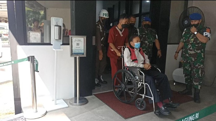 Bos PT Duta Palma Group, Surya Darmadi menggunakan kursi roda keluar dari gedung Jampidsus Kejagung usai jalani pemeriksaan terkait kasus korupsi dan penyerobotan lahan di Inhu.(foto: int)