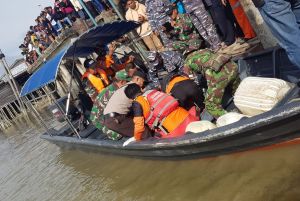 Tim mengevakuasi jenazah korban, nelayan tenggelam di Rupat Utara.(foto: mcr)