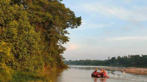 Tim Basarnas Pekanbaru melakukan pencarian bocah tenggelam di Sungai Indragiri, Kuansing.(foto: tribunpekanbaru.com)