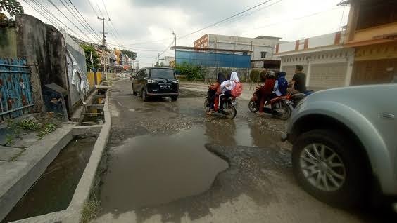 Kerusakan Jalan Dahlia Pekanbaru mengancam nyawa pengendara, tak diperbaiki.(foto: dok.halloriau.com)