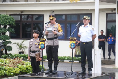 Kapolres Pelalawan, AKBP Afrizal Asri, memimpin Apel Gelar Pasukan Operasi Ketupat Lancang Kuning 2025 di Pelalawan. (Foto: Andy Indrayanto)