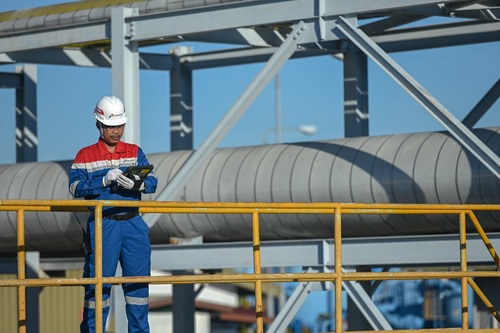 Perwira PT Pertamina Hulu Rokan (PHR) saat melaksanakan aktivitas dalam mendukung ketahanan energi dari Zona Rokan. (Foto: Istimewa)