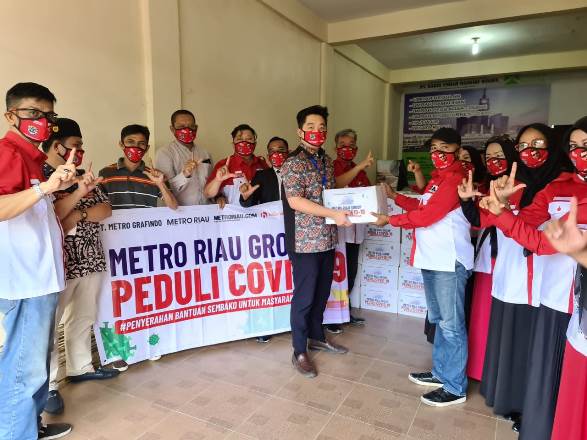 Calcin Canitio selaku Dewan Redaksi MR Group menyerahkan bantuan paket sembako melalui Lira Riau yang diterima Gubernur Lira, Harmen Fadly