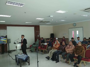 Rektor UIR Prof Syafrinaldi, Dekan FKIP Drs Alzaber dan Kepala BAUP Zakir, SH, MPd menghadiri ujian terbuka Zulkifli dan Raffly Henjilito.