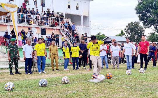 Bupati Rohil Afrizal Sintong melakukan tendangan pertama saat membuka event Hospital Super League