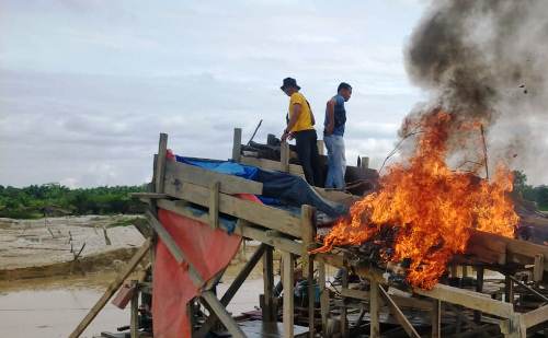 Rakit PETI dibakar aparat Polsek Singingi Hilir.(foto: ultra/halloriau.com)