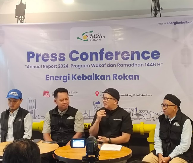 Konferensi pers ini juga dihadiri oleh Hengky Darma Satria, Pengurus Energi Kebaikan Rokan, dan Septian Boby Pratama Purba, Manager Media & Fundraising Yayasan Energi Kebaikan.