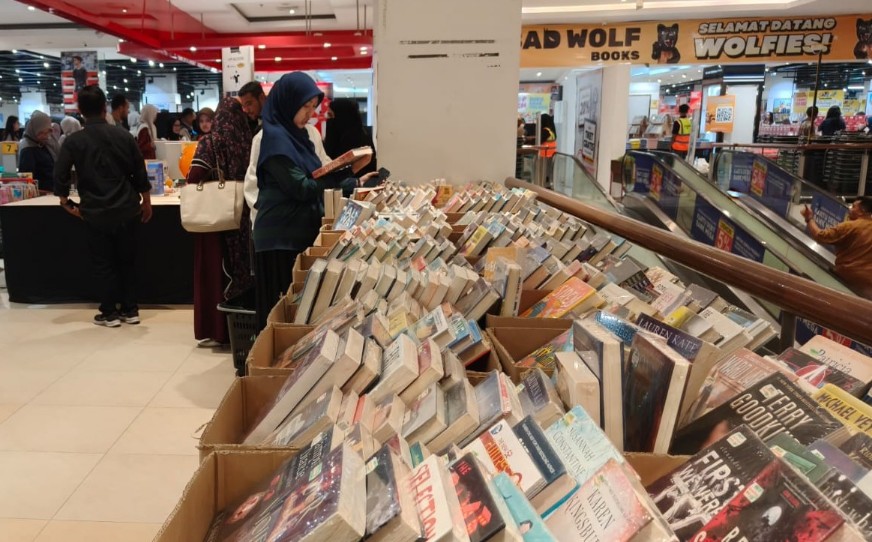 Pengunjung ramaikan Bazar Buku Big Bad Wolf di Transmart Pekanbaru (foto/riki)
