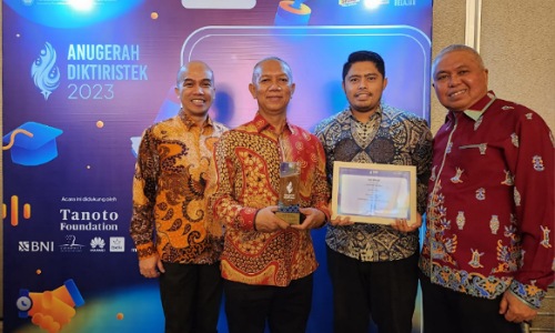 Rektor UIR, Prof Dr H Syafrinaldi SH MCL dan civitas akademika UIR usai menerima penghargaan Anugerah Diktiristek 2023.(foto: istimewa)