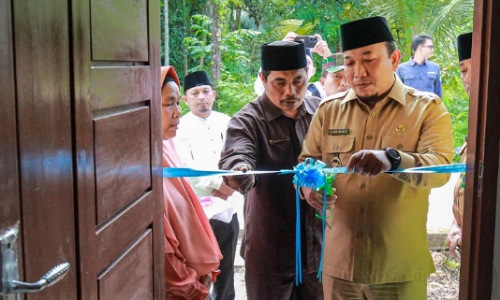 Wabup Siak, Husni Merza saat peresmian RLH untuk Hani Setyani, warga Kampung Paluh.(foto: diana/halloriau.com)