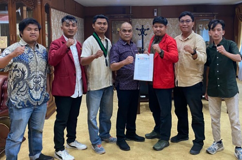 Mahasiswa Cipayung Plus bersama Ketua DPRD Riau, Kaderismanto.(foto: barkah/halloriau.com)