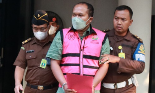 DFS, selaku pengacara PT Palma Satu saat digiring penyidik Jampidsus Kejagung setelah ditetapkan sebagai tersangka dalam kasus korupsi PT Duta Palma Group.(foto: istimewa)