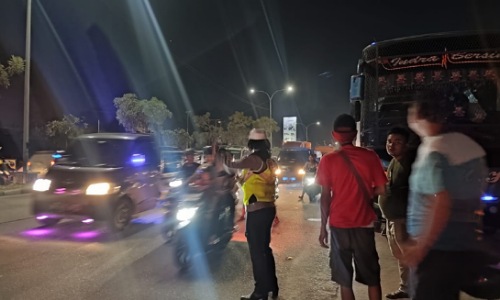 Polantas di Simpang Pasar Pagi Arengka Pekanbaru usai kecelakaan maut Bus PMH vs motor.(foto: bayu/halloriau.com)