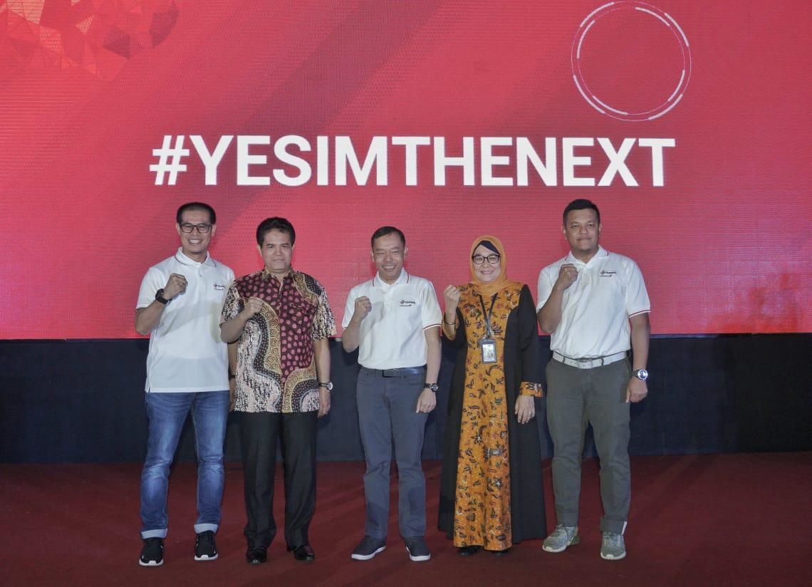 Prof DR Tafdil Husni, SE, MBA, Rektor Universitas Andalas (dua dari kiri)  bersama GM Youth and Community Sumatera Nurcahyo Priyadi (tengah) foto bersama di pembukaan IndonesiaNEXT 2018 di Auditorium Universitas Andalas.