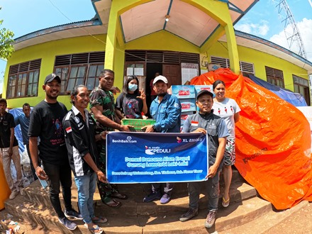 Territory Sales XL Axiata area Flores, Andi Baharuddin (tiga dari kanan), menyerahkan bantuan untuk korban bencana erupsi  Gunung Lewotobi Laki Laki di Desa Bokang Wolomatang, Titehena, Flores Timur, pekan lalu.(foto: istimewa)