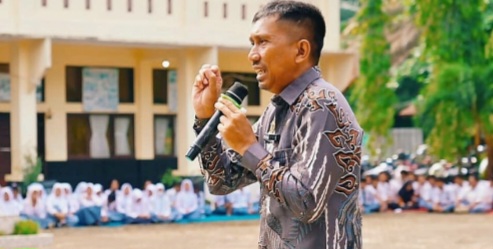 Pejabat sementara (Pjs) Bupati Kuantan Singingi, drg Sri Sadono Mulyanto, M.Han mengajak para siswa untuk menjalankan pola hidup sehat tanpa narkoba (foto/int)