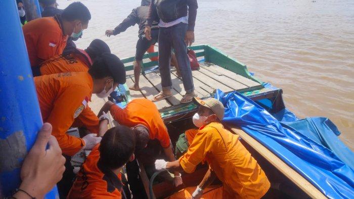 Tim SAR saat melakukan evakuasi saat kapal SB Evelyn Calisca 01 karam di laut Inhil (foto/int)