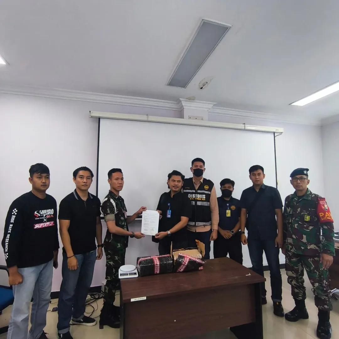 Petugas Lanud Roesmin Nurjadin BKO Bandara SSK II Pekanbaru bersama petugas Avsec berhasil menggagalkan upaya penyelundupan ganja (foto/rri)