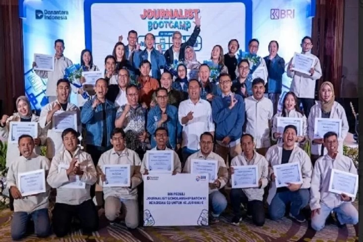 Jurnalis penerima BRI Fellowship Journalism 2025 berfoto bersama dalam acara inagurasi di Megamendung, Bogor, Jumat (13/6/2025).
