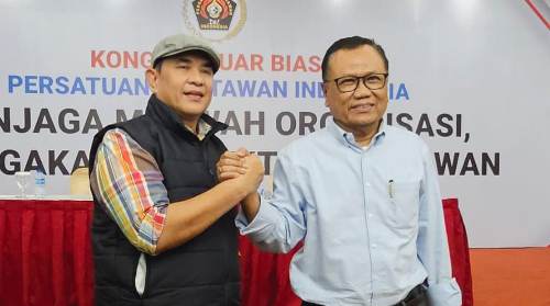 Ketum PWI terpilih 2023/2028, Zulmansyah Sekedang dan Ketua DK PWI, Sasongko Tedjo usai KLB PWI.(foto: istimewa)