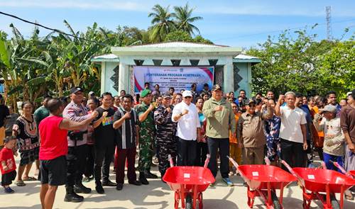 BRK Syariah salurkan gerobak sorong untuk warga Desa Mengkait.(foto: sri/halloriau.com)