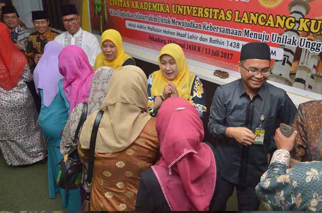  Rektor Unilak Dr.Hj. Hasnati SH MH (dua dari kanan) bersama dengan pengurus Yayasan Raja Ali Haji saling bermaaf-maafan dalam acara halal bi halal bersama dengan para Dekan, Dosen, dan pegawai, mitra Unilak. 