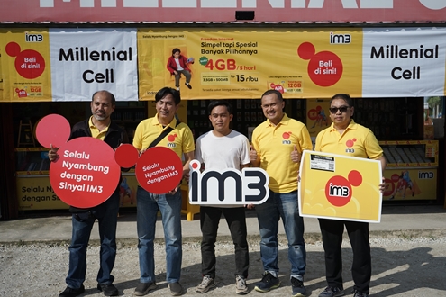 Para Perwakilan IM3 bersama Pemilik Outlet Millenial Cell Pekanbaru.(foto: istimewa)