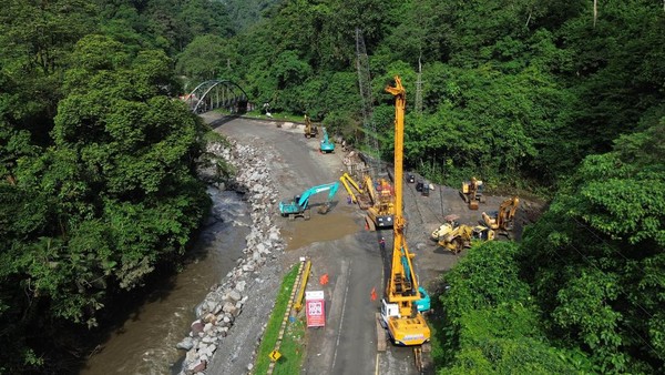 Progres perbaikan Jalan Lembah Anai Sumbar pasca galodo beberapa waktu lalu.(foto: int)