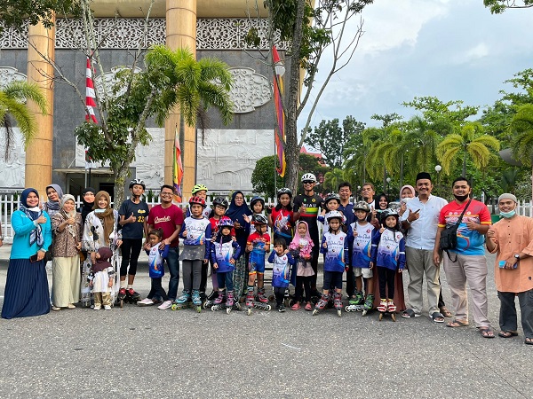 Kegiatan pembagian takjil ditutup dengan buka bersama yang diikuti puluhan anggotanya di  areal Pustaka Wilayah Provinsi Riau