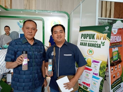 Suasana di booth PT Aginda Riau Abadi yang merupakan satu-satunya produsen/manufaktur pupuk NPK di Pekanbaru, Riau. 