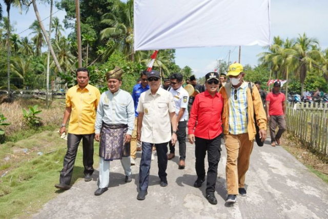 Gubernur Riau, Syamsuar saat berkunjung ke Desa Teluk Buntal beberapa waktu lalu
