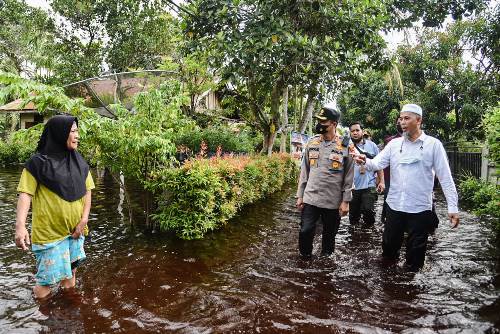 Walikota Dumai, H Paisal didampingi Kapolres Dumai AKBP Muhammad Kholid meninjau banjir di Kelurahan Bumi Ayu, Kota Dumai, Kamis (28/10/2021).
