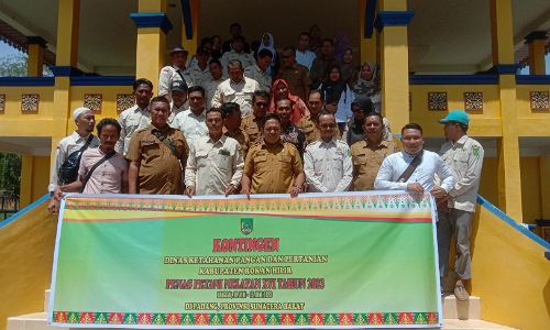 Plt Kepala DKPP Rohil, Aldi bersama 45 utusan Kontingen Penas Rohil.(foto: afrizal/halloriau.com)