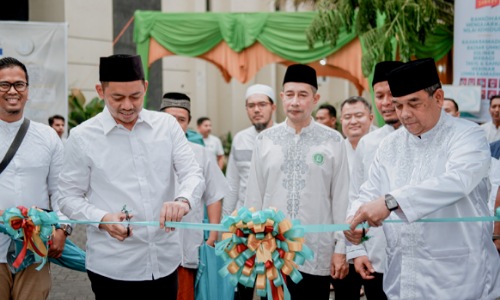 Prosesi Potong pita pembukaan event BSI Gema Ramadan di Masjid Al Falah Pekanbaru oleh Wakil Gubernur Riau, Edy Natar Nasution.(foto: istimewa)