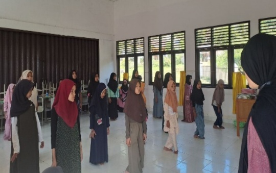 Mahasiswa Universitas Riau melatih siswa di Desa Balung tarian (foto/int)