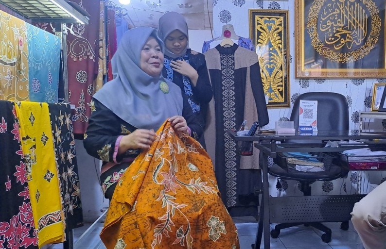 Tengku Syarifah Nuril Zahara, pemilik Candafa Tekat Tiga Dara saat menceritakan usahanya saat merintis (foto/riki)