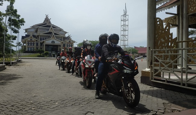 Para bikers poto bersama di Landmark Kota Pekanbaru MTQ