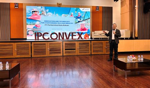 Direktur Utama PT Pertamina Hulu Rokan berbicara di sesi IPConvex pada rangkaian IPFEST 2025 di CRCS Hall, ITB Bandung (22/02).(foto: istimewa)