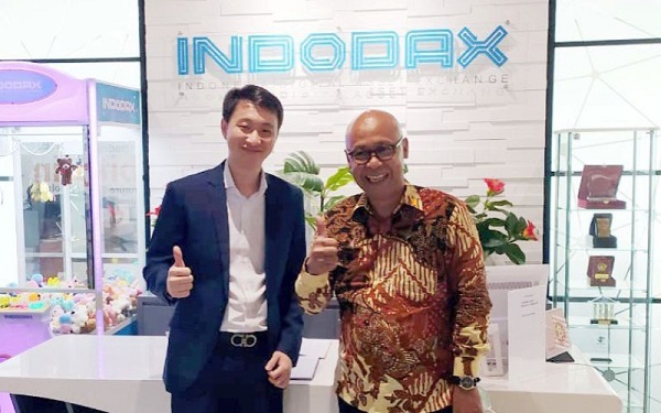 Chief Executive Officer INDODAX Oscar Darmawan berfoto bersama Direktur Utama PT Kliring Berjangka Indonesia (Persero) Fajar Wibhiyadi.