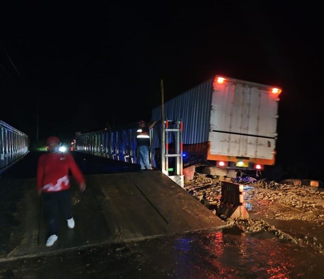 Curah hujan tinggi yang terjadi di Kabupaten Kampar kembali membuat jalan lintas Riau - Sumatera Barat (Sumbar), di Desa Tanjung Alai, Kecamatan XIII Koto Kampar, Kabupaten Kampar, kembali mengalami longsor, Kamis (12/9/2024).