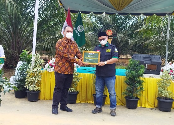 Asian Agri, perusahaan perkebunan yang merupakan bagian dari Royal Golden Eagle (RGE), mendapat penghargaan dari Asosiasi Petani Kelapa Sawit Indonesia