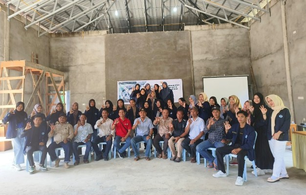 Kunjungan Mahasiswa Polbeng disambut langsung Kepala Desa Resam Lapis (foto/zul)