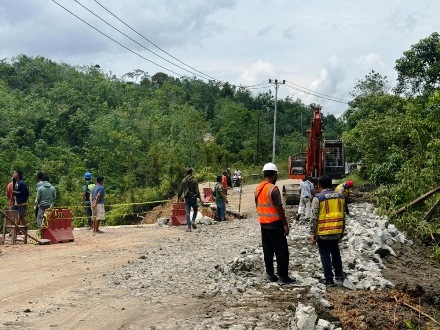 Perbaikan Jalan Lintas Riau-Sumbar yang longsor terus digesa.(foto: int)