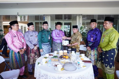 Pemerintah Provinsi (Pemprov) Riau anjangsana mendatangi rumah Mambang Mit (foto/int)